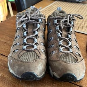 Women’s hiking boot. In excellent condition, very comfortable and waterproof!